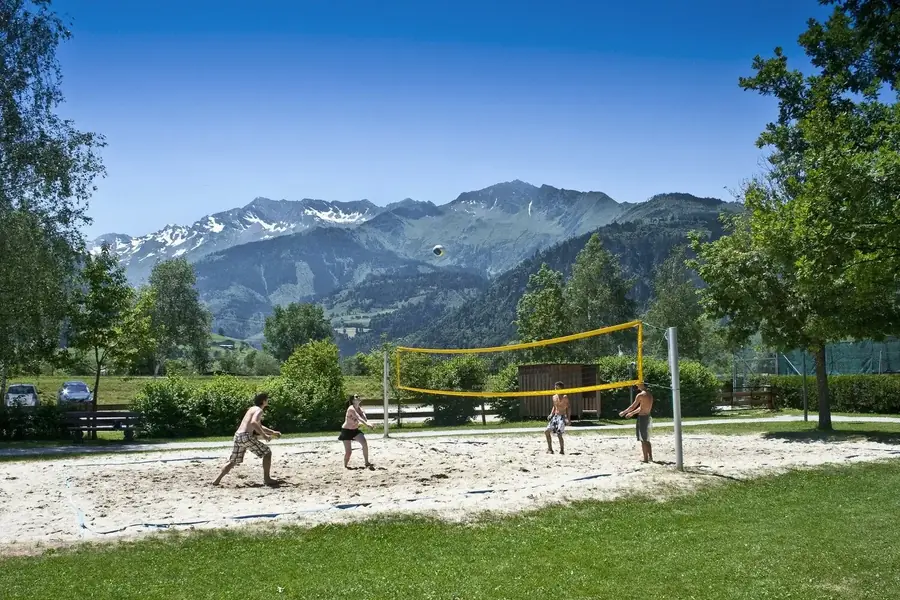 Beachvolleyball mit Bergpanorama