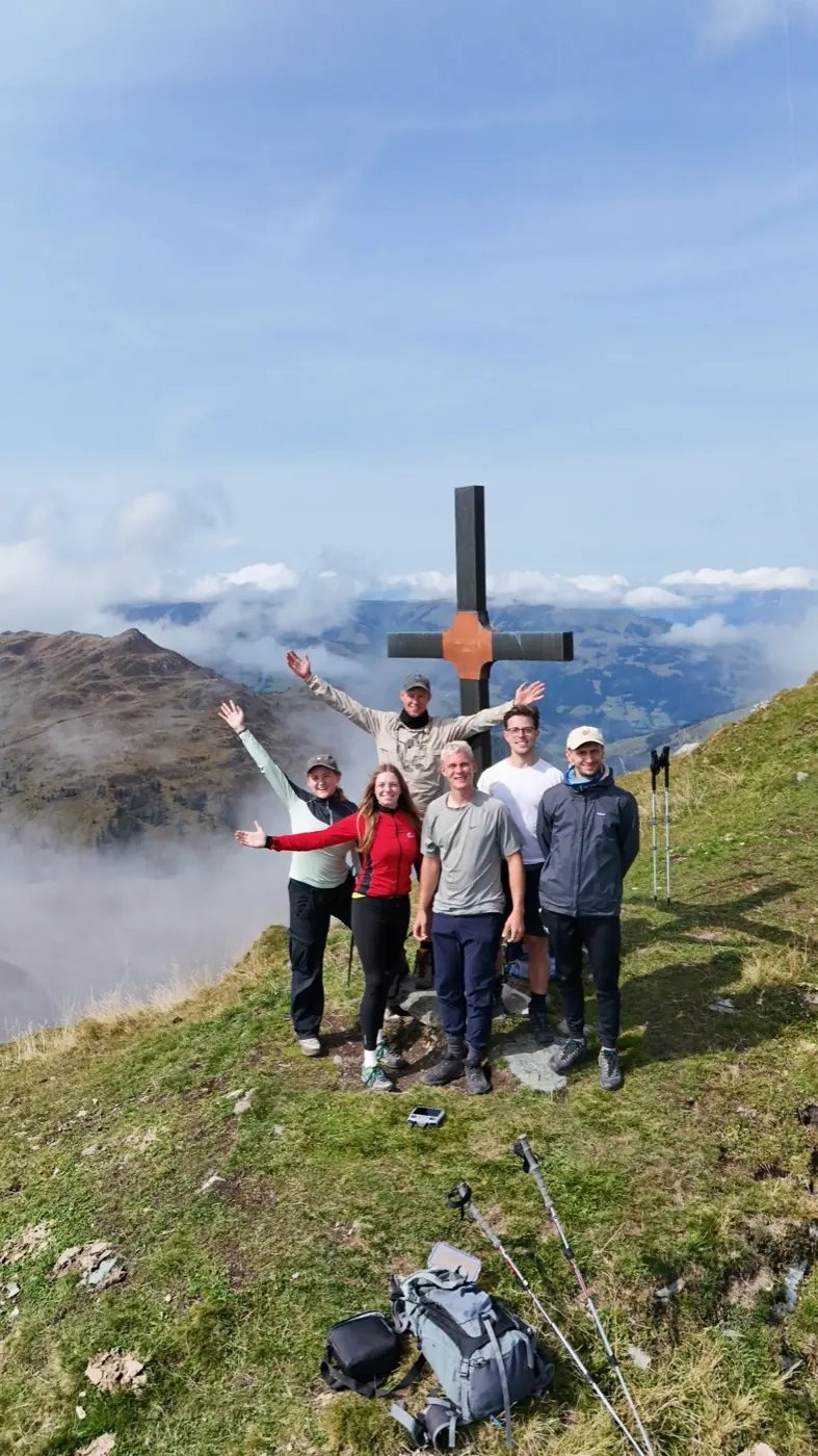 Gruppe am Gipfelkreuz beim Sport & Abenteuerreise Retreat