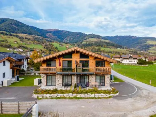 Chalet Außenansicht mit Bergpanorama