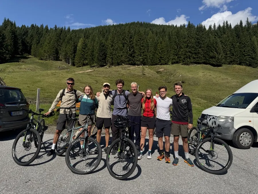 Gruppe bei der Mountainbike-Tour durch die Alpen