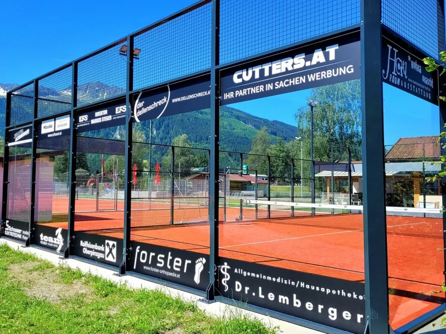 Luftaufnahme der Seenlandschaft in den Alpen